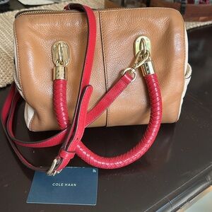 GORGEOUS COLE HAAN HANDBAG IN 100% LEATHER color block  BROWN/BEIGE/RED